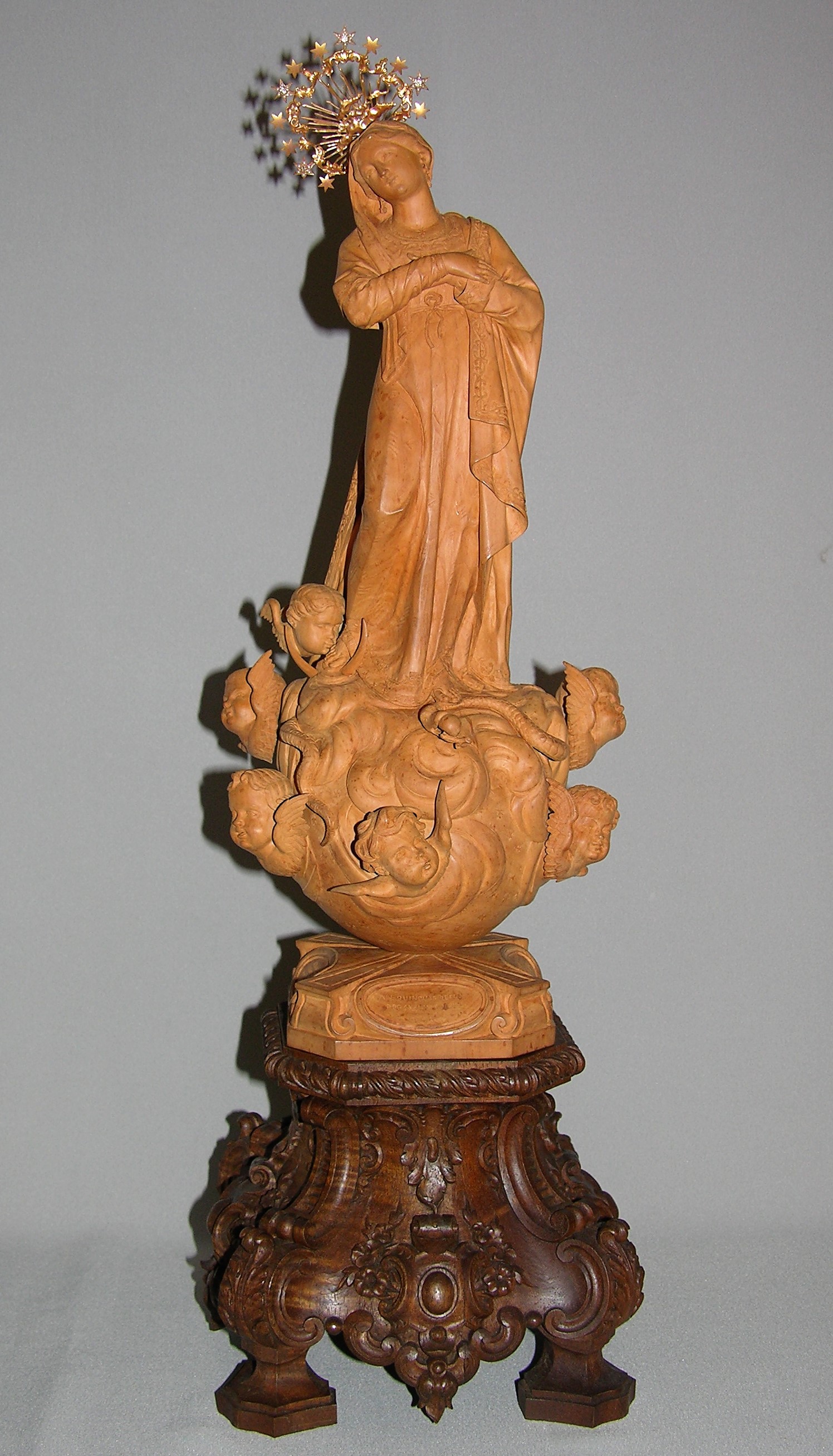 Imaculada Conceição Séc. XX Escultura de madeira de buxo. Base de madeira de castanho. Resplendor de metal dourado. TMSB 0151 ESC